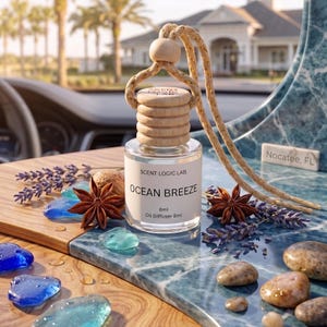 Puede incluir: Un frasco difusor de aceite de vidrio transparente de 8 ml con tapa de madera clara y cordón para colgar. La etiqueta dice SCENT LOGIC LAB. OCEAN BREEZE. Oil Diffuser 8ml. El frasco está rodeado de ramas de lavanda, anís estrellado y piedras de vidrio.