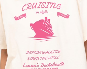 Può includere: Una maglietta bianca con un design grafico rosa che dice "Cruising in style" con una nave da crociera e il testo "Before walking down the aisle Lauren's Bachelorette Nassau, Bahamas".
