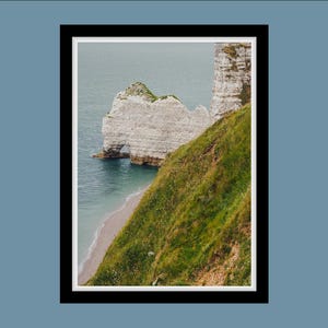 Fotografía de Étretat: acantilado verde y mar turquesa, lámina artística brillante y natural de la costa de Normandía.