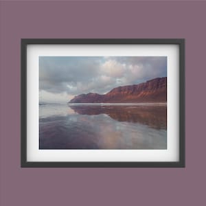 Fotografía artística de la playa de Famara al atardecer, luz dorada y ambiente salvaje en el Océano Atlántico en Lanzarote.