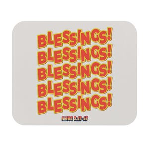 Puede incluir: Una alfombrilla de ratón rectangular blanca con esquinas redondeadas. La alfombrilla presenta la palabra "BLESSINGS!" en letras grandes, rojas y con burbujas con contornos amarillos, repetida cinco veces. El texto "AMOS 9:13-15" está impreso en letras azules pequeñas en la parte inferior.