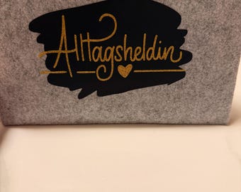 Filz Kosmetiktasche „Alltagsheldin“ personalisiert, hellgrau mit goldenem Schriftzug, Geschenk für Frauen, handmade
