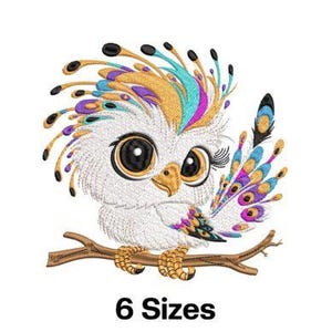 Puede incluir: Diseño bordado de un pájaro colorido con ojos grandes posado en una rama. El pájaro tiene un cuerpo blanco con una cresta y una cola de plumas amarillas, azules, moradas y verdes. El diseño está disponible en seis tamaños.