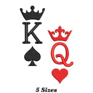 Puede incluir: Diseño de bordado negro y rojo de un rey y una reina de cartas de juego con coronas. El rey es una pica y la reina es un corazón. El diseño está disponible en 5 tamaños.