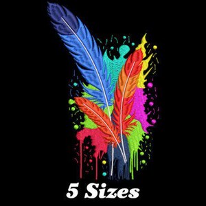 Puede incluir: Tres plumas coloridas con un diseño de salpicaduras de pintura. Las plumas son azules, rojas y naranjas. Las salpicaduras de pintura son de varios colores, incluyendo verde, amarillo y rosa. 5 Tamaños.