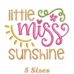 Puede incluir: Diseño gráfico colorido con las palabras "little miss sunshine" en una fuente juguetona. El texto es en tonos dorados y rosas, con un sol amarillo y acentos florales verdes. Las palabras "5 Sizes" están debajo del texto principal.