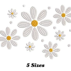 Puede incluir: Un diseño de bordado digital que presenta un grupo de margaritas blancas con centros amarillos. El diseño está disponible en cinco tamaños.