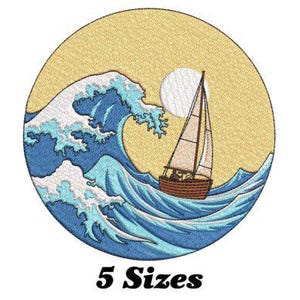 Puede incluir: Diseño bordado de un velero navegando por una gran ola azul con un sol amarillo de fondo. El diseño es circular y tiene un contorno blanco.