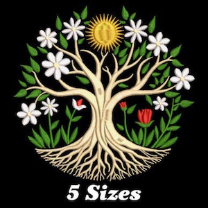 Puede incluir: Diseño bordado de un árbol de la vida con flores blancas, hojas verdes, un sol amarillo y flores rojas. El árbol tiene un tronco grueso y raíces. El diseño está disponible en 5 tamaños.