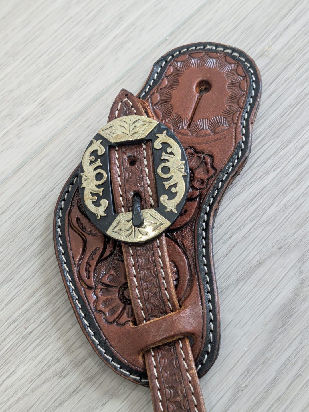 Sella Showman In Pelle Con Croce E Concho Argentato – Light Leather, Made In India