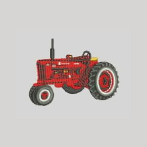 Può includere: Un ricamo raffigurante un trattore rosso con un blocco motore dettagliato, un tubo di scappamento verticale, un sedile giallo e grandi pneumatici neri con cerchioni bianchi. Il disegno utilizza un motivo a punto croce per il veicolo.