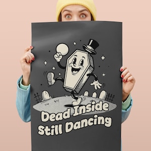 Puede incluir: Un póster gris oscuro con un personaje de ataúd de dibujos animados con sombrero de copa, sosteniendo una pelota y bailando en un cementerio. El texto "Dead Inside Still Dancing" se muestra.