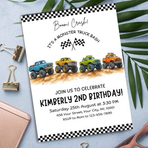 Könnte beinhalten: Eine Geburtstagseinladungskarte mit schwarz-weißem Karomuster am Rand, vier Monstertrucks in Blau, Gelb, Grün und Orange sowie dem Text Boom! Crash! IT'S A MONSTER TRUCK BASH JOIN US TO CELEBRATE KIMBERLY 2ND BIRTHDAY.