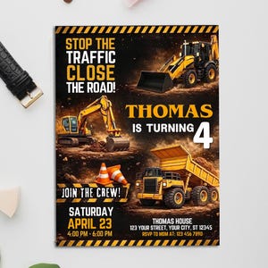 Puede incluir: Una invitación de cumpleaños con temática de construcción. La invitación presenta vehículos de construcción amarillos, incluyendo una retroexcavadora, una excavadora y un camión volquete. El texto incluye "STOP THE TRAFFIC CLOSE THE ROAD!" y "THOMAS IS TURNING 4".