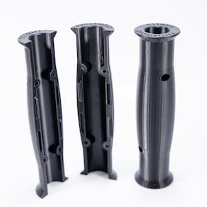 Pode incluir: Tr&ecirc;s al&ccedil;as de pl&aacute;stico preto impressas em 3D com designs diferentes. As al&ccedil;as s&atilde;o ocas e t&ecirc;m uma superf&iacute;cie texturizada.