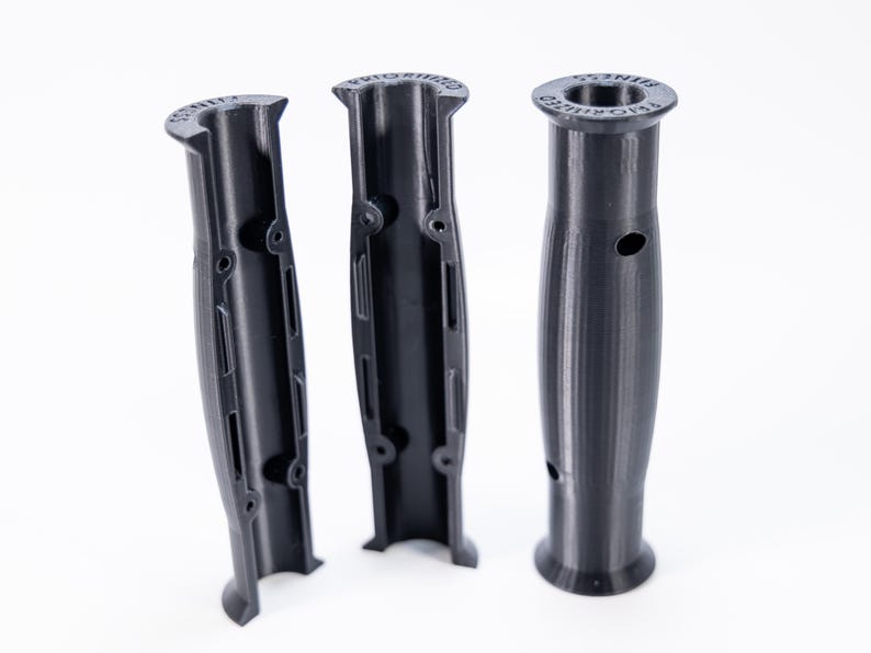 Pode incluir: Tr&ecirc;s al&ccedil;as de pl&aacute;stico preto impressas em 3D com designs diferentes. As al&ccedil;as s&atilde;o ocas e t&ecirc;m uma superf&iacute;cie texturizada.