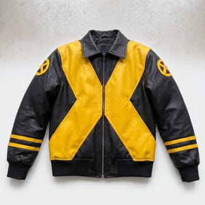 Pode incluir: Um casaco de couro preto e amarelo com um grande painel amarelo em forma de X na frente, gola padrão, fecho de correr frontal completo e punhos canelados. Cada manga apresenta um emblema circular amarelo e preto com um X no ombro.