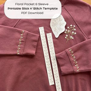 Puede incluir: Una sudadera de color malva con detalles florales bordados en las mangas y un parche floral separado. También hay dos tiras de tela con estampados florales. El texto de la imagen dice: Floral Pocket & Sleeve, Printable Stick n' Stitch Template, PDF Download.
