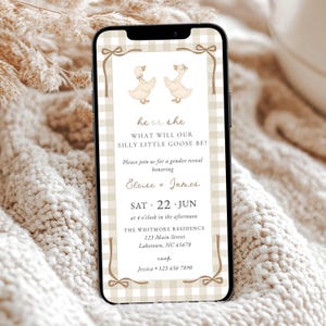 Könnte beinhalten: Ein Smartphone-Bildschirm zeigt eine Einladung zur Geschlechtsenthüllung mit beigem Vichy-Karo-Hintergrund. Das Design zeigt zwei illustrierte Gänse, braune Schleifenakzente und den Text: he or she, WHAT WILL OUR SILLY LITTLE GOOSE BE?, Eloise + James, SAT 22 JUN.