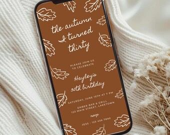 Puede incluir: Un teléfono inteligente muestra una invitación digital marrón con texto blanco e ilustraciones de hojas. La invitación dice "the autumn I turned thirty" y anuncia una celebración de 30 cumpleaños con detalles del evento.