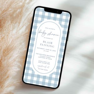 Può includere: Uno schermo di telefono con un motivo a quadri blu e bianchi con un ovale bianco che contiene il testo "Join us for a baby shower in honor of Blair Fanning Saturday, June 22, 20XX at 3 PM The Walkers Residence 123 Main Street Laketown, NC 45678 Kindly reply to 2855: 123 456 7890 registred at Pottery Barn"