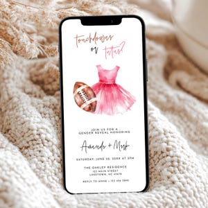 Puede incluir: Una invitación a una fiesta de revelación de género en la pantalla de un teléfono inteligente. La invitación presenta un tutú rosa y un balón de fútbol con el texto "Touchdowns o Tutus?"  Únete a nosotros para una revelación de género en honor a Amanda + Mark. Sábado, 22 de junio de 20XX a las 3:00 PM. The Oakley Residence, 123 Main Street, Laketown, NC 45678. Responder a Anne 123 456 7890.