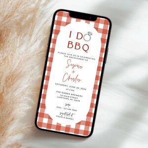 Può includere: Uno smartphone mostra un invito a una festa di fidanzamento con un motivo a quadri rossi e bianchi. L'invito recita "I DO BBQ" con i dettagli dell'evento, inclusi i nomi della coppia, la data, l'ora e il luogo.