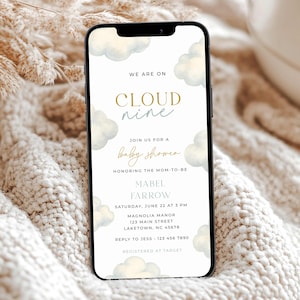 Può includere: Uno smartphone mostra un invito a un baby shower a tema nuvole. Il testo recita "Cloud Nine" e invita gli ospiti a celebrare Mabel Farrow. L'invito include data, ora e luogo.
