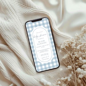 Może przedstawiać: Zaproszenie na baby shower na ekranie smartfona, w niebiesko-białe kraty. Zaproszenie brzmi: "Dołącz do nas na baby shower z okazji narodzin Blair Fanning, sobota, 22 czerwca 2018 o 15:00. Rezydencja Walkers&oacute;w, 123 Main Street, Laketon, WI 54959. Prosimy o potwierdzenie obecności u Jessa 123-456-7890. Zarejestrowany w Pottery Barn."