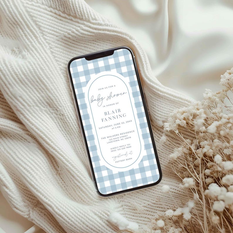 Może przedstawiać: Zaproszenie na baby shower na ekranie smartfona, w niebiesko-białe kraty. Zaproszenie brzmi: "Dołącz do nas na baby shower z okazji narodzin Blair Fanning, sobota, 22 czerwca 2018 o 15:00. Rezydencja Walkers&oacute;w, 123 Main Street, Laketon, WI 54959. Prosimy o potwierdzenie obecności u Jessa 123-456-7890. Zarejestrowany w Pottery Barn."
