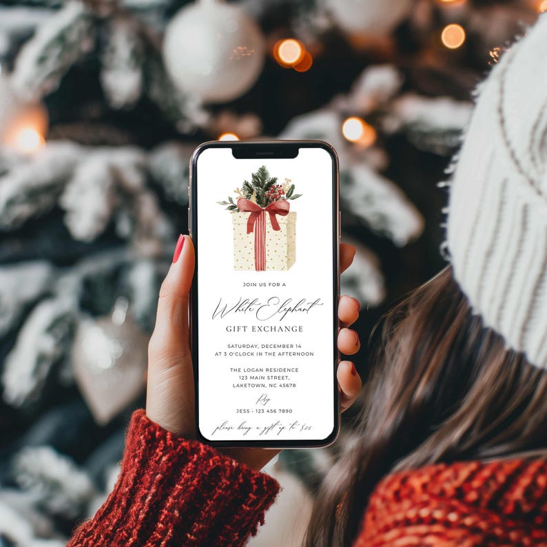 Peut inclure: Un &eacute;cran de smartphone affichant une invitation num&eacute;rique pour un &eacute;change de cadeaux White Elephant. Le design pr&eacute;sente une illustration &agrave; l'aquarelle d'un cadeau avec un n&oelig;ud rouge et des branches de pin, avec les d&eacute;tails de l'&eacute;v&eacute;nement.