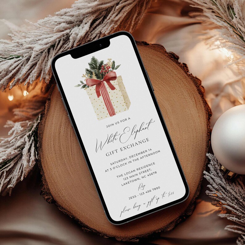 Peut inclure: Un smartphone affichant une invitation num&eacute;rique pour un &eacute;change de cadeaux White Elephant. Le design pr&eacute;sente un coffret cadeau cr&egrave;me &agrave; pois dor&eacute;s, un ruban rouge et des branches de pin. Le texte indique les d&eacute;tails, la date et l'heure.