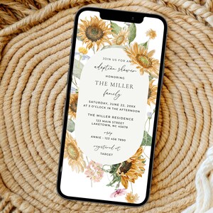 Könnte beinhalten: Eine digitale Einladung mit einem Sonnenblumenrand. Der Text lautet "Schließen Sie sich uns zu einer Adoptionsfeier zu Ehren der Familie Miller an. Samstag, 22. Juni 20XX um 15:00 Uhr. Die Miller Residence, 123 Main Street, Laketown, NC 45678. Annie - 123 456 7890. Registriert bei Target."
