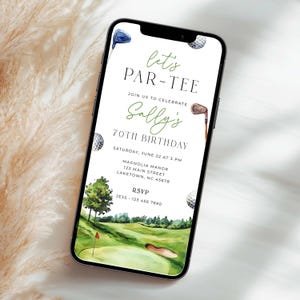 Könnte beinhalten: Ein Smartphone zeigt eine Geburtstagseinladung zum Thema Golf. Die Einladung lautet "Let's Par-Tee" und feiert Sallys 70. Geburtstag. Das Design umfasst Golfbälle, Schläger und eine Illustration eines Golfplatzes.