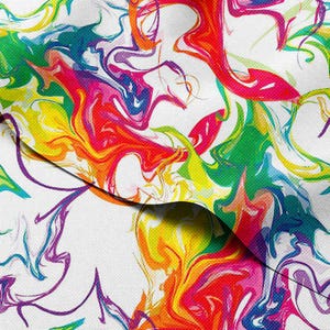 Può includere: Un tessuto vibrante con un design astratto a spirale. Il motivo presenta un mix di colori vivaci tra cui rosso, giallo, verde, blu e viola, su uno sfondo bianco. Il design ha un aspetto fluido e marmorizzato, con i colori che si fondono e si sovrappongono.
