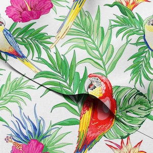 Può includere: Un tessuto bianco con un motivo tropicale con pappagalli colorati, fiori di ibisco rosa e un rigoglioso fogliame verde. Il design presenta illustrazioni dettagliate degli uccelli e delle piante, creando un'estetica vibrante ed esotica.