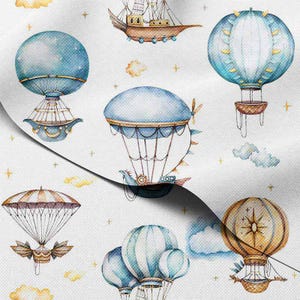 Op de afbeelding: Waterverfillustratie van diverse luchtballonnen en luchtschepen in blauw, bruin en goud, tegen een witte achtergrond met wolken en sterren. Het ontwerp bevat gedetailleerde tekeningen van verschillende ballonstijlen.