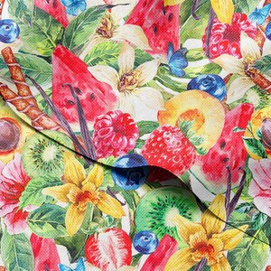 Peut inclure: Impression textile colorée avec des fruits et des fleurs. Pastèque, fraises, kiwis et myrtilles sont mélangés à des fleurs jaunes et blanches et des feuilles vertes. Papillons et gousses de vanille ajoutent des détails.