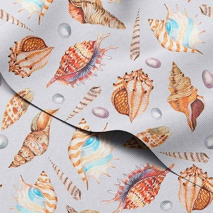 Może przedstawiać: Jasnoszara tkanina z powtarzającym się wzorem muszli w odcieniach brązu, pomarańczy i błękitu. Projekt zawiera rozrzucone perły i wydłużone fragmenty muszli, tworząc motyw nadmorski.