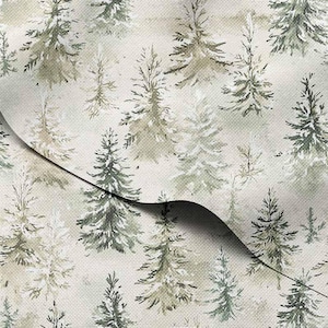 Op de afbeelding: Een stof met een herhalend patroon van aquarel-achtige groenblijvende bomen in tinten groen en grijs tegen een lichtbeige achtergrond. Het ontwerp roept een bosscène op, geschikt voor woondecoratie of knutselprojecten.