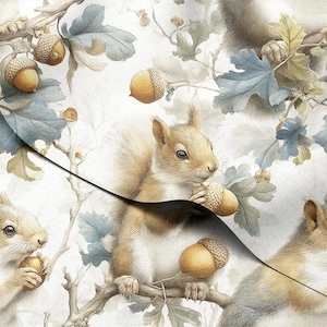 Op de afbeelding: Een herhalend patroon met eekhoorns, eikels en bladeren in tinten bruin, beige en blauw. De eekhoorns zijn afgebeeld met een pluizige vacht, die eikels vasthouden. De achtergrond is zacht off-white, wat een vintage esthetiek creëert.