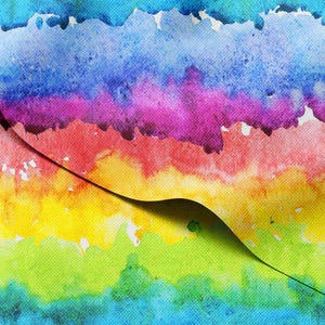 Op de afbeelding: Een levendig aquareltextiel met horizontale banden in een regenboogspectrum. De kleuren zijn blauw, paars, rood, geel en groen. Een donkere, gebogen vorm bedekt de kleurrijke achtergrond.