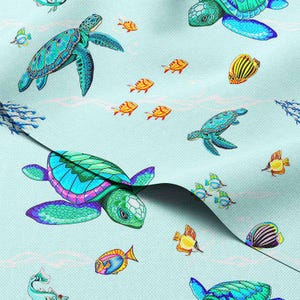 以下が含まれることがあります： 海亀、魚、サンゴの繰り返し模様が施された水色の生地。カメはターコイズと紫色の甲羅を持ち、魚は黄色、オレンジ、青色です。このデザインは、水中シーンを連想させます。