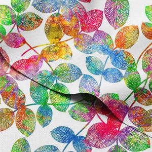 Può includere: Un tessuto con un motivo ripetuto di foglie colorate nelle tonalità di rosso, arancione, giallo, verde e blu. Le foglie hanno un effetto acquerello e sono poste su uno sfondo bianco. Il design è vibrante e accattivante.