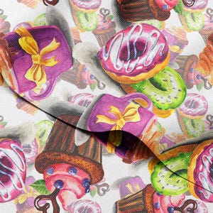 Può includere: Un motivo di tessuto con un design ad acquerello di vari dolci. Il design include cupcakes, ciambelle e scatole regalo in tonalità di rosa, viola, verde e marrone, con accenti di fiocco giallo, su sfondo bianco.