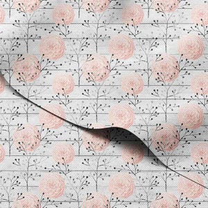 Puede incluir: Un patrón floral con grandes flores rosas pálidas y delicadas ramas negras sobre un fondo blanco con textura de vetas de madera. El diseño se repite en la tela, creando un aspecto cohesivo y elegante. Ideal para decoración del hogar o proyectos de manualidades.