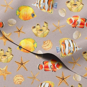Op de afbeelding: Een stof met een herhalend aquarelpatroon van zeeleven. Het ontwerp toont gele en oranje vissen, zeesterren, schelpen en koraal op een lichtgrijze achtergrond. De vissen hebben strepen en vlekken.