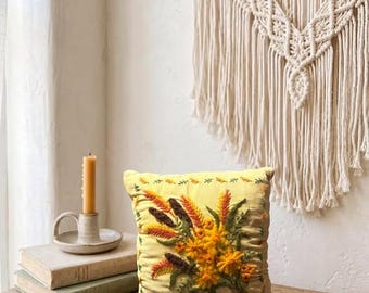 Cojín vintage hecho a mano con bordado floral Crewel en tonos amarillos y óxido, 30 cm x 30 cm, reverso contrastante, estilo bohemio rústico.