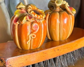 Ensemble salière et poivrière vintage en céramique en forme de citrouille | Décoration d'automne et de Thanksgiving | Paire de citrouilles et tournesols | Objets de collection pour la cuisine