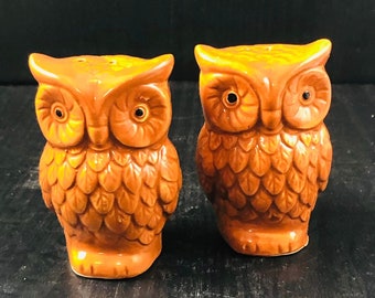 Vintage Ceramic Pair Owls Shakers Cork Stoppers Golden Brown Honey BOHO Retro Decor Feather Design